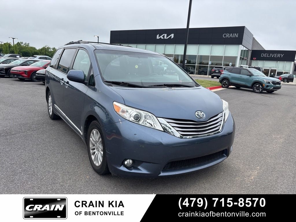 2017 Toyota Sienna XLE - SUNROOF / CLEAN CARFAX / LOW MILES!