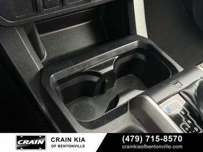 2021 Toyota Tacoma SR5 V6 - 4WD / CLEAN CARFAX