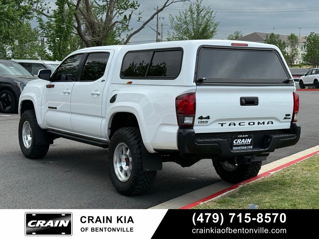2021 Toyota Tacoma SR5 V6 - 4WD / CLEAN CARFAX / LIFTED!