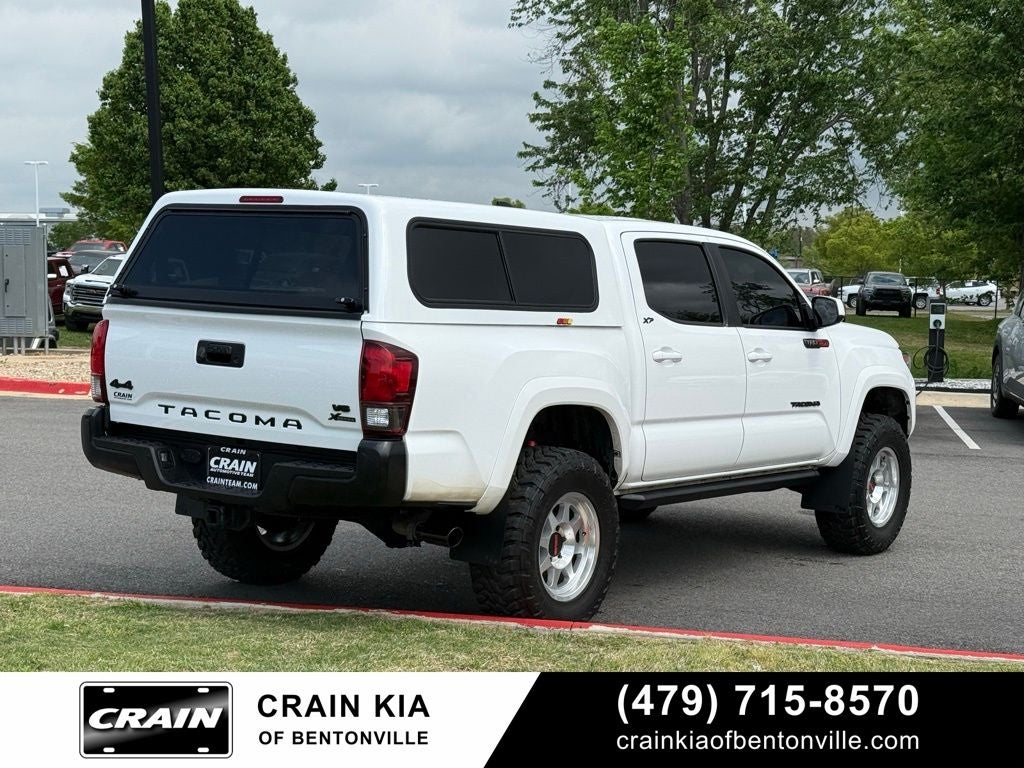 2021 Toyota Tacoma SR5 V6 - 4WD / CLEAN CARFAX / LIFTED!
