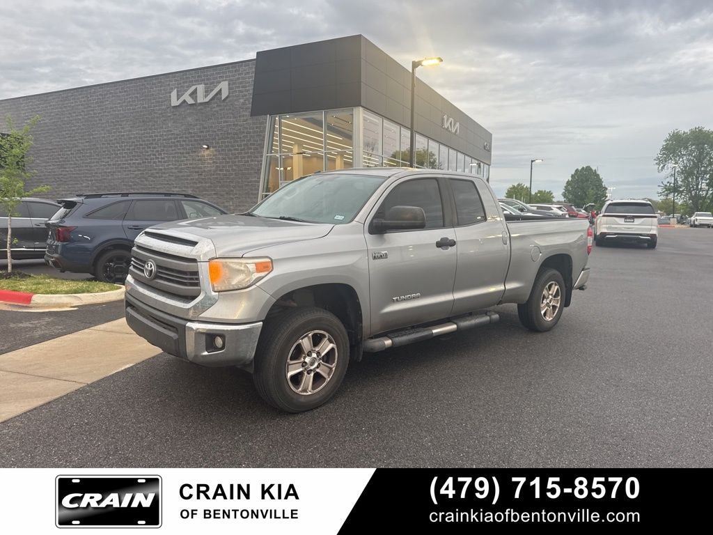 2015 Toyota Tundra SR5 - 4WD / CLEAN CARFAX HISTORY