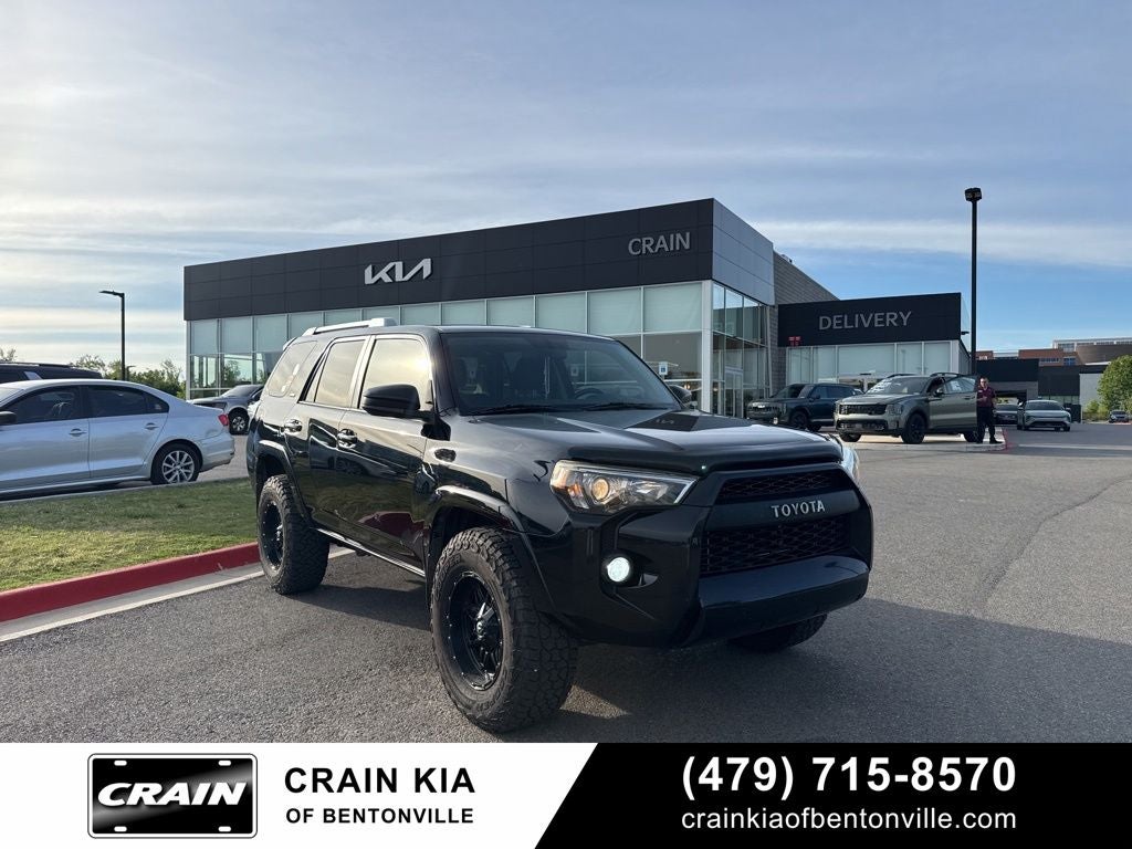 2017 Toyota 4Runner SR5 - 4WD / LIFTED!