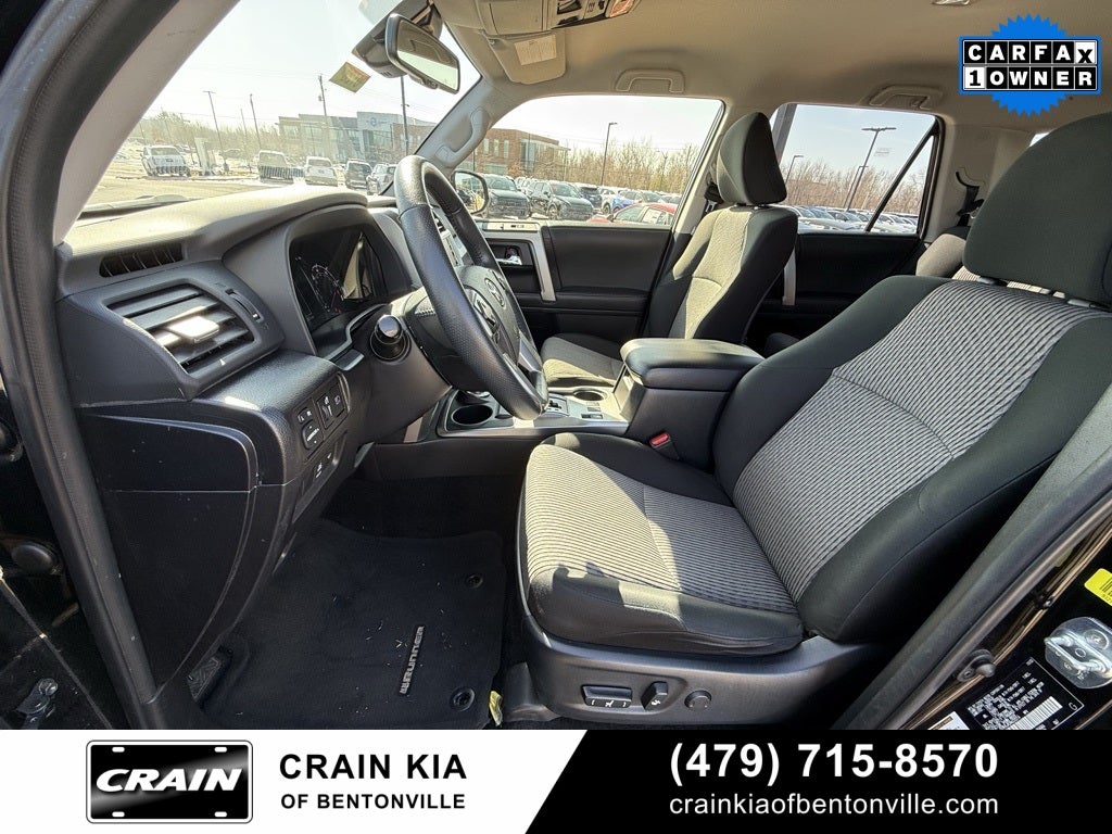 2024 Toyota 4Runner SR5 - 4WD / CLEAN CARFAX / ONE OWNER