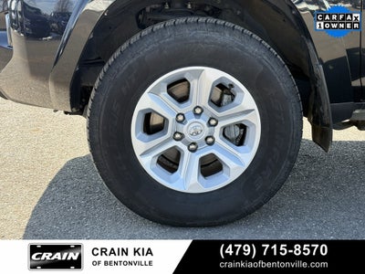 2024 Toyota 4Runner SR5 - 4WD / CLEAN CARFAX / ONE OWNER