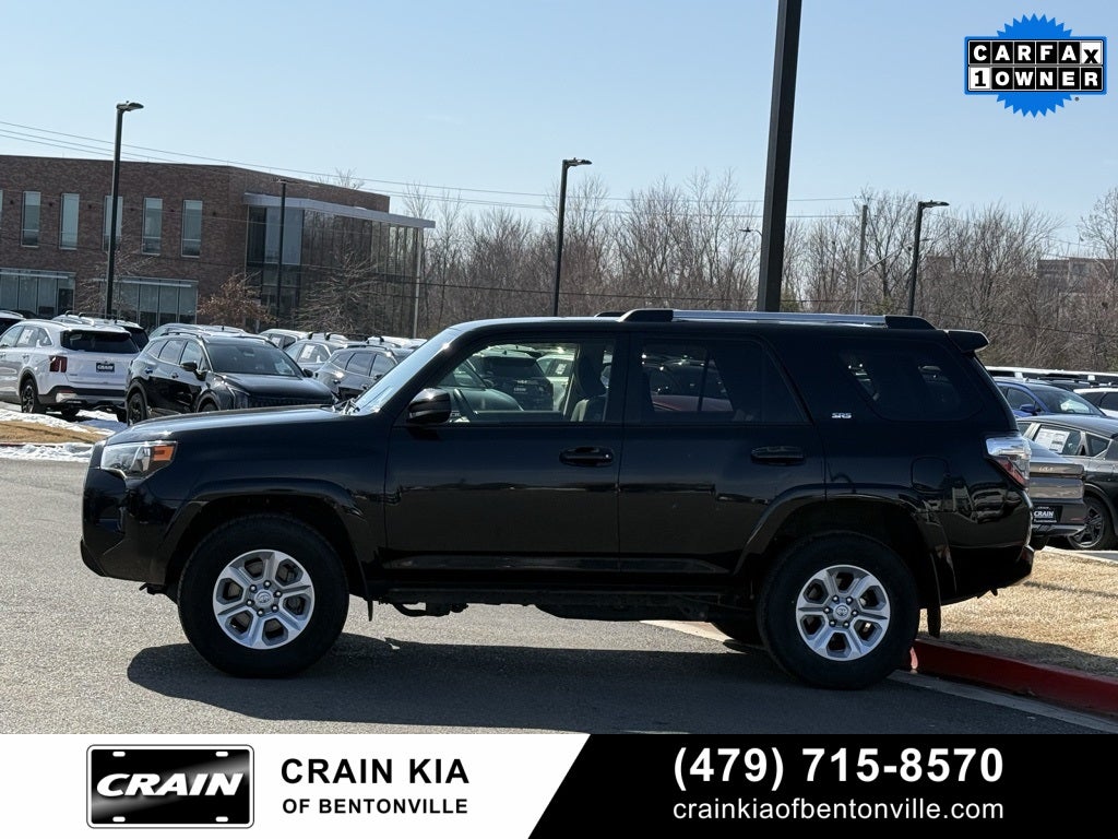 2024 Toyota 4Runner SR5 - 4WD / CLEAN CARFAX / ONE OWNER