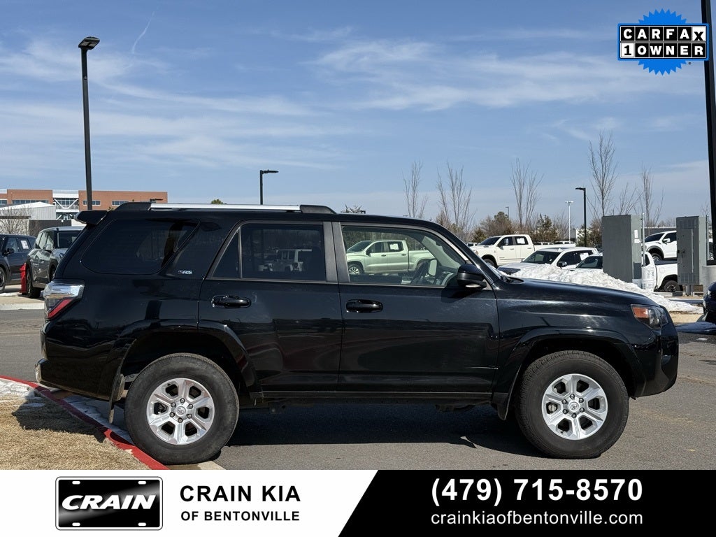 2024 Toyota 4Runner SR5 - 4WD / CLEAN CARFAX / ONE OWNER