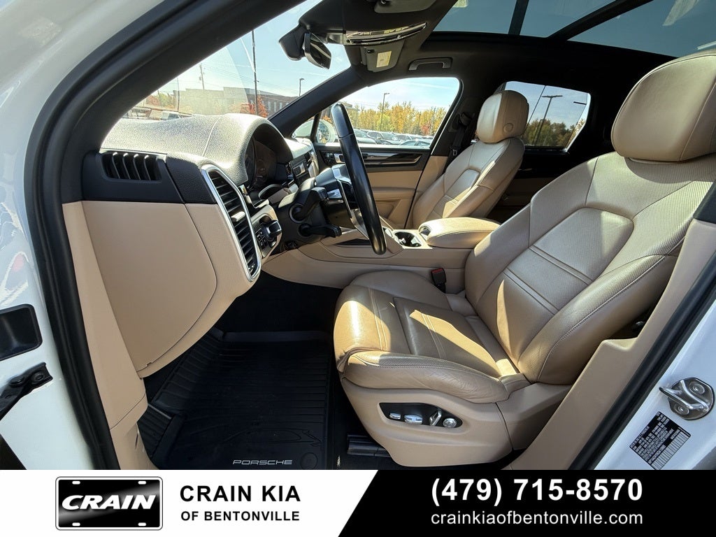 2019 Porsche Cayenne Base - AWD / PANORAMIC SUNROOF / CLEAN CARFAX