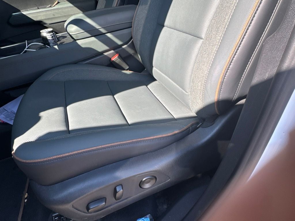 2026 GMC Acadia AT4 ONE OWNER / AWD / HEATED AND COOLED SEATS