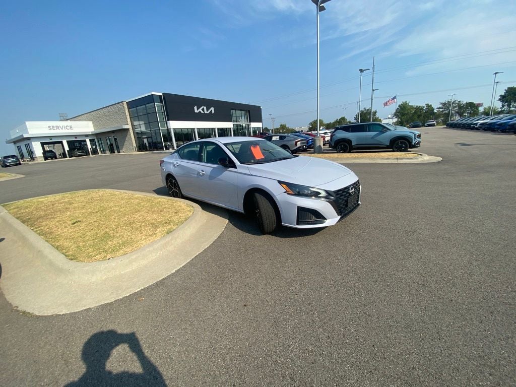 2025 Nissan Altima 2.5 SR ONE OWNER / POWER DRIVERS SEAT / BLIND SPOT