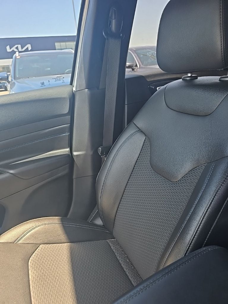 2025 Jeep Compass Latitude 4X4 / HEATED SEATS / ONE OWNER