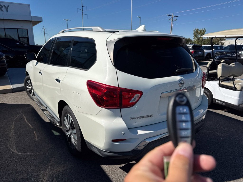 2020 Nissan Pathfinder SL