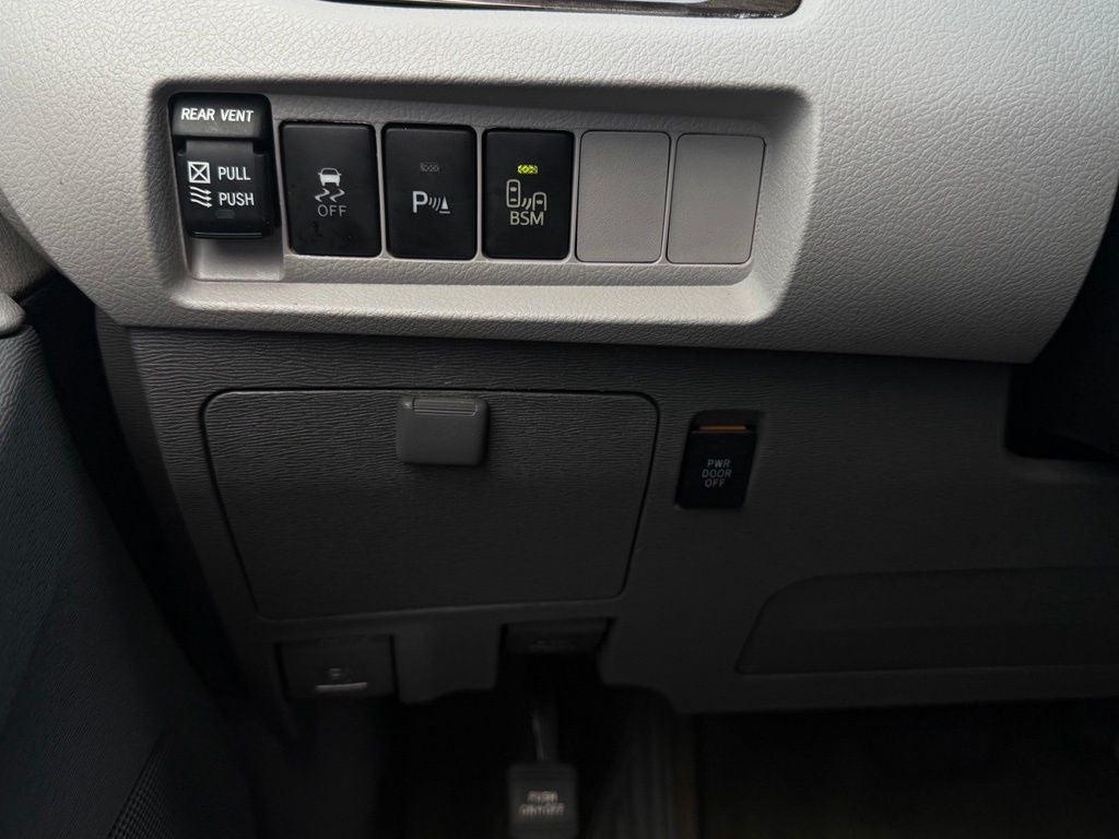 2017 Toyota Sienna XLE 8 Passenger