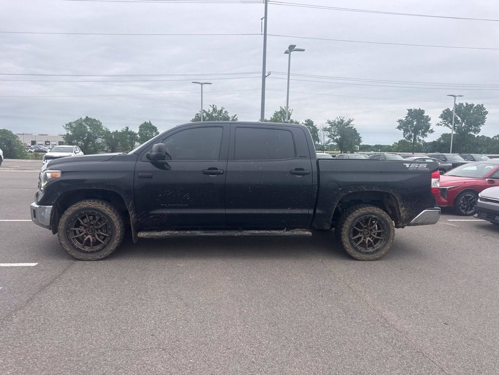 2021 Toyota Tundra SR5 5.7L V8 / 4X4 / SR5 UPGRADE PACKAGE
