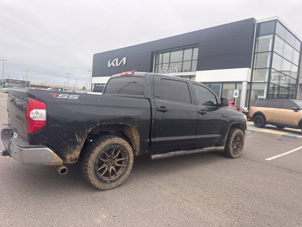 2021 Toyota Tundra SR5 5.7L V8 / 4X4 / SR5 UPGRADE PACKAGE