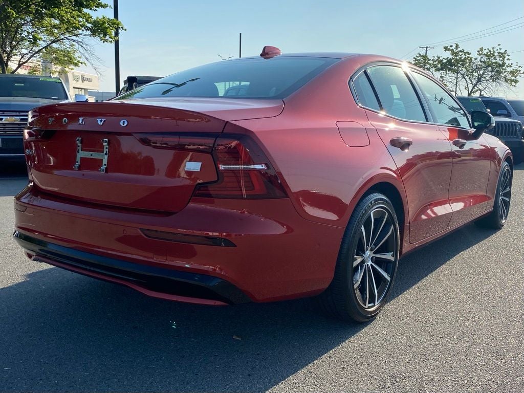 2023 Volvo S60 Recharge Plug-In Hybrid T8 Plus Dark Theme