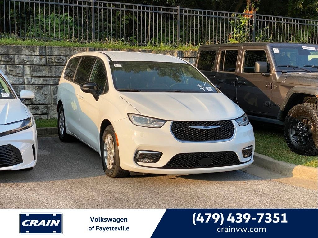 2025 Chrysler Pacifica Select