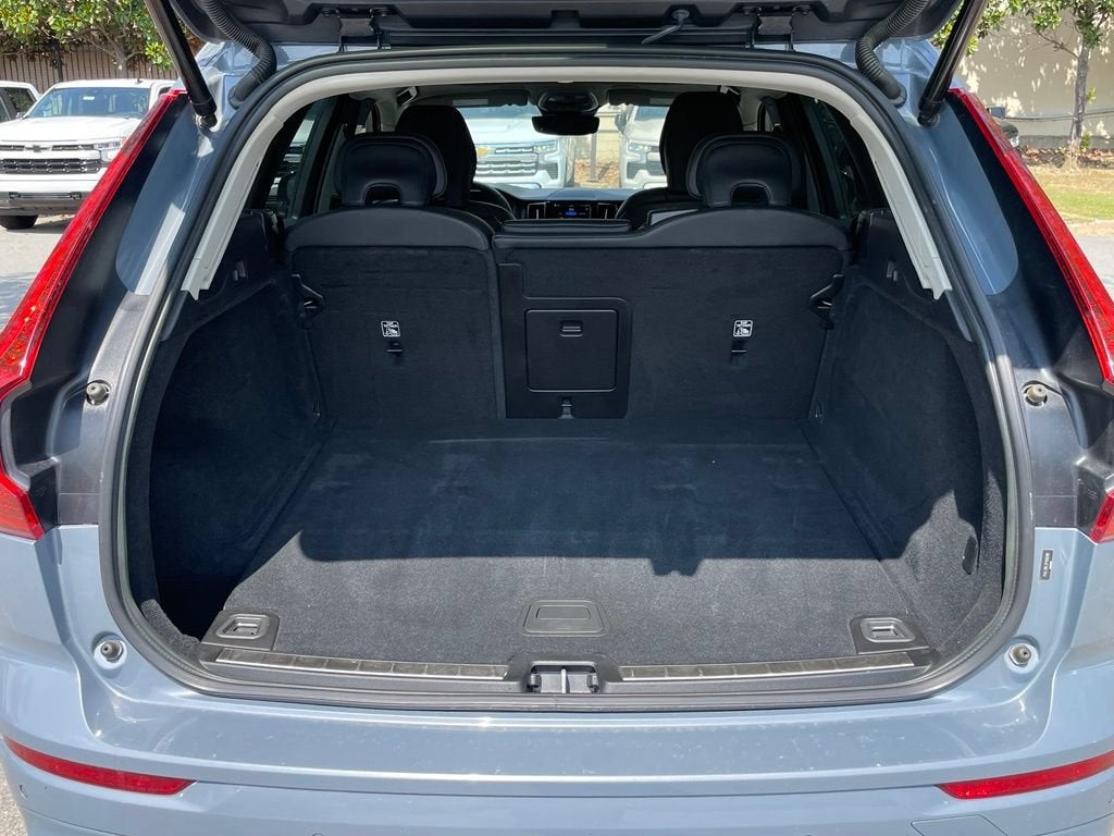 2023 Volvo XC60 Plus Dark Theme