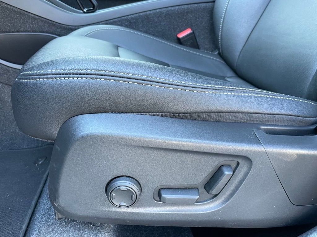 2025 Volvo XC40 Core Bright Theme