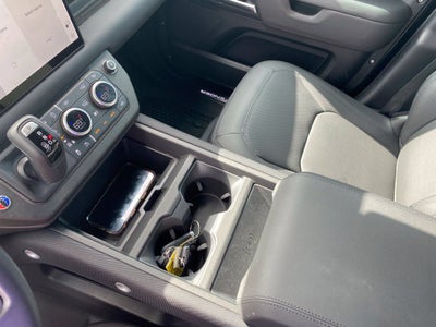 2025 Land Rover Defender Outbound